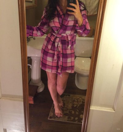 Интимное видео с обворожительной темноволосой дамой в домашней одежде