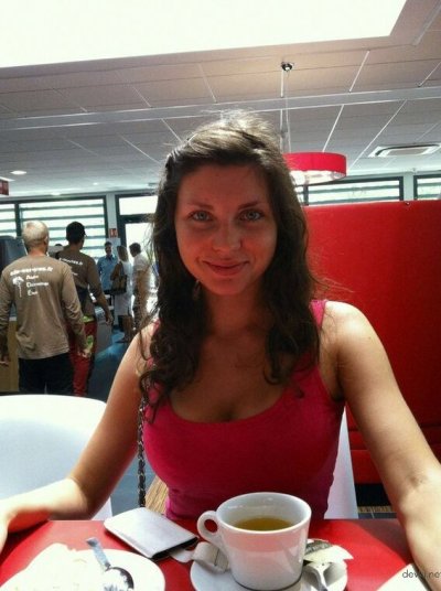 Показывает грудь на камеру: возбуждающие позы для взрослых