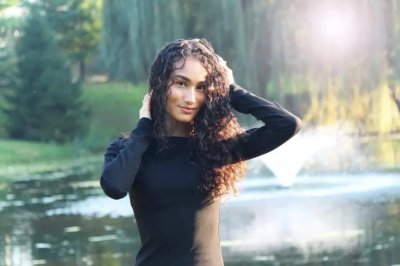 Привлекательная с бронзовой кожей демонстрирует свое обнаженное тело