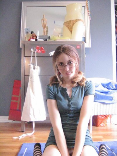 Девушка в полосатых чулочках удовлетворяет себя