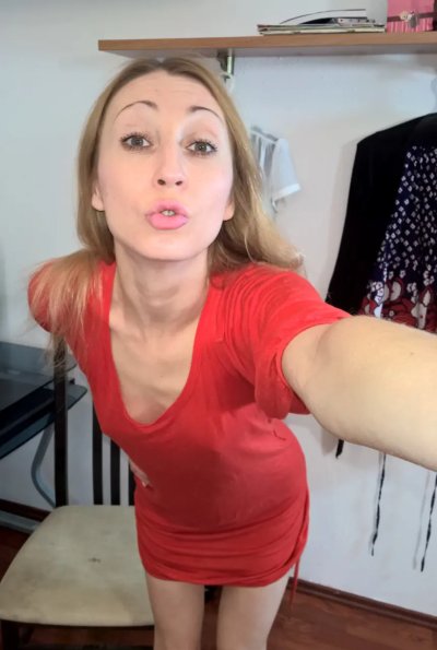 Горячая мамочка фотографирует свою пышную писечку у себя дома