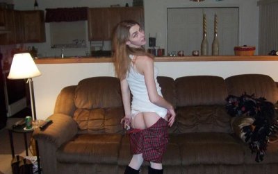 Худая сняла одежду и взяла в рот член