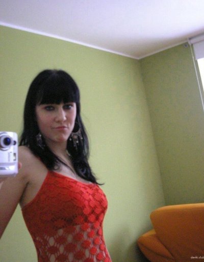 Сексуальная брюнетка представила фотосессию с раздеванием