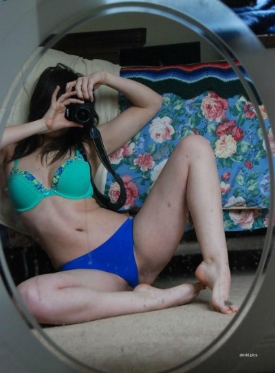 Красотка делает селфи перед зеркалом