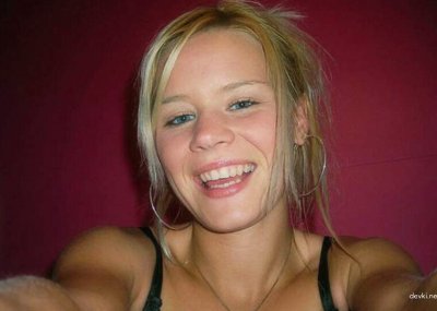 Девушка красиво позирует, наслаждаясь интимными моментами