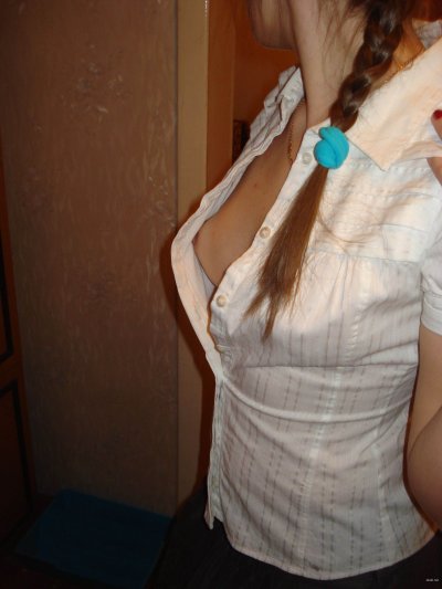 Шалунья обожает демонстрировать себя и сосать член