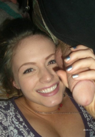 Девчонка позволяет парню кончить на свою грудь