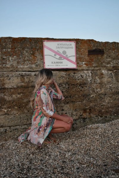 Красотка на пляже после захода солнца