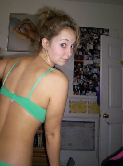 Девочка демонстрирует свою промежность