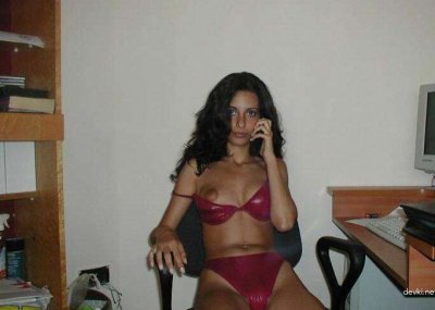 Тонкая красотка демонстрирует свою вагину