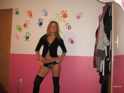 Развратная блондиночка на интимных снимках