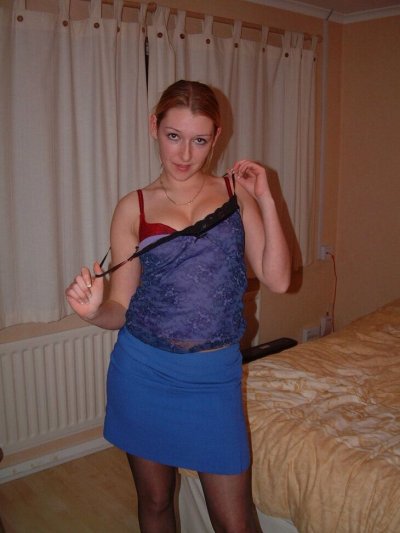 Шикарная красотка в чулках раздевается до гола