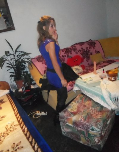 Без трусов и колготок: девушка раздевается перед парнем