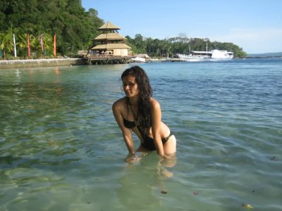 Милашка из Таиланда без лифчика в парке фотографируется