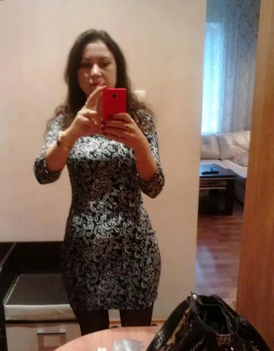 Сексуальная дама фоткает себя в откровенных позах