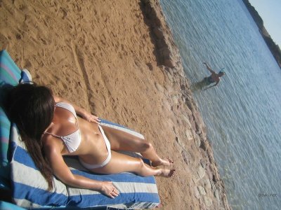 Молодые влюбленные на романтическом отдыхе