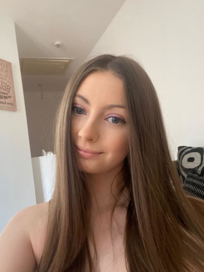 Юная красотка демонстрирует гладкую промежность, устроившись на полу и диване