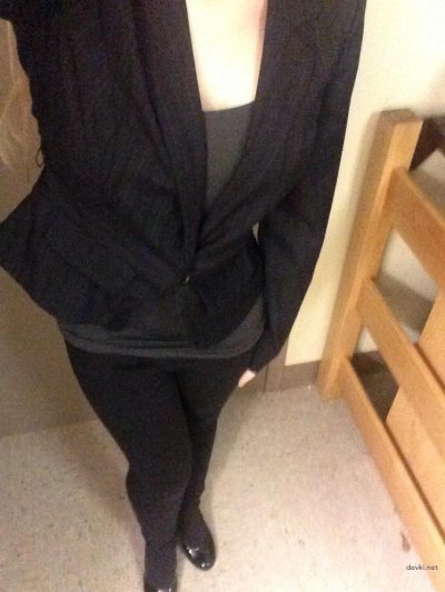 Молодая блондинка не забывает анальную игру, даже на работе!