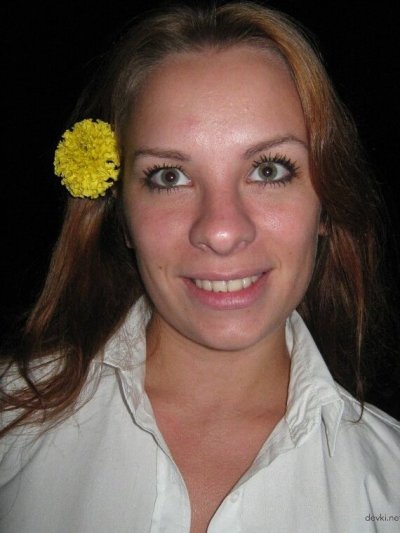 Красотка снимает обнаженную себя в своих стенах