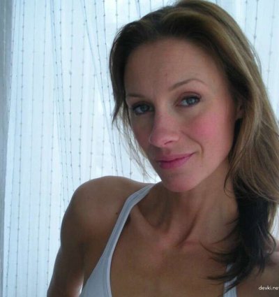 Фотосессия голой красотки: стройная дама позирует без одежды