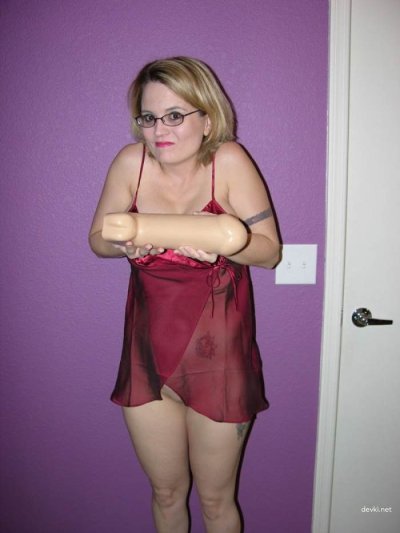 Дама нашла себе огромный пенис для удовольствия