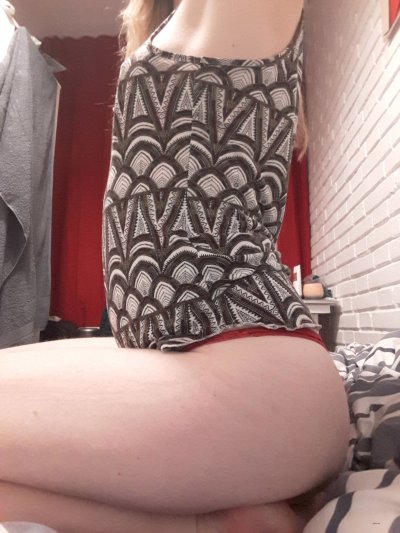 Девушка снимает футболку и нижнее белье