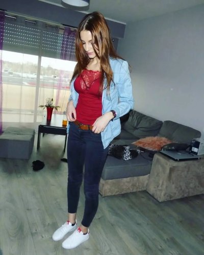 Сексуальная крошка демонстрирует свою прекрасную фигуру без одежды