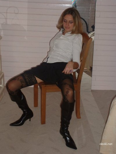 Страстные фото голой дамы с гладко выбритой интимной зоной дома