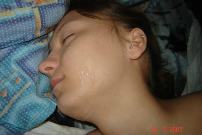 Сладкая шатенка на постели с парнишкой