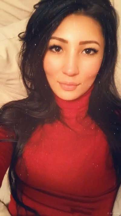 Горячая шатенка позирует голой на фото