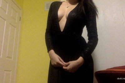 Молодая красотка с обворожительной грудью демонстрирует свою интимную зону