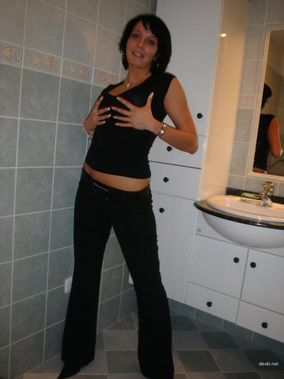 Обнаженная красотка показывает свои интимные места