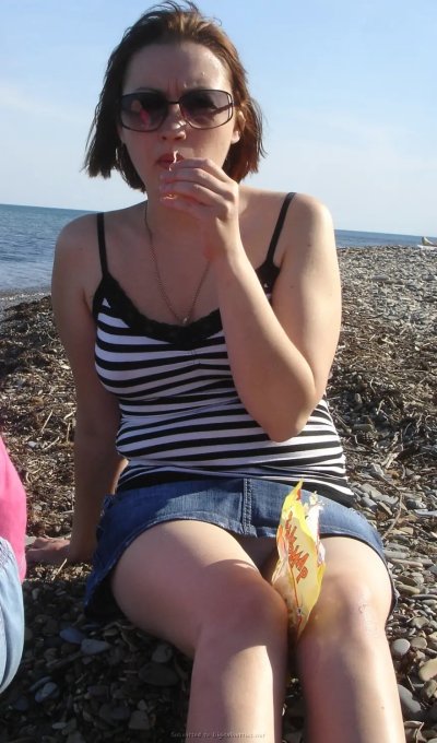 Жена ублажает пухлый пенис мужа и принимает сперму на свое личико