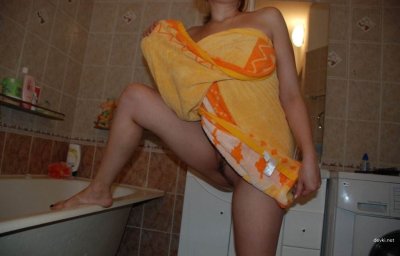 Красотка показывает свои уютные уголки во время ванны