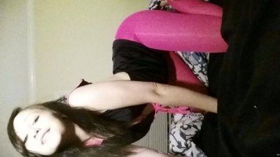 Обнаженная красавица весело балуется с игрушкой для взрослых