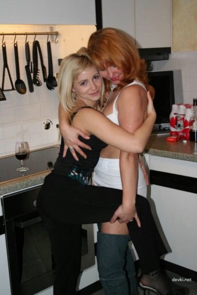 Две шалавы сосут члены