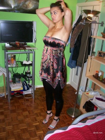 Супруга демонстрирует свою попку