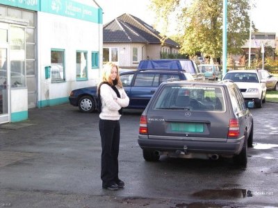 Рыжая красотка делает минет своему парню