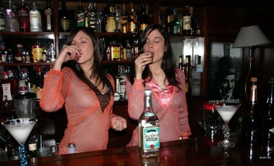 Две красотки устроили эротическое шоу в ночном клубе