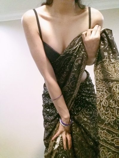 Девчонка в индийской одежде раздевается до гола