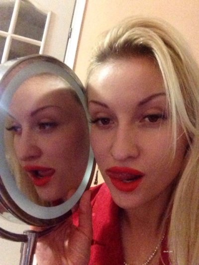 Искусительная шлюшка демонстрирует свою промежность