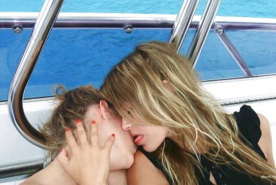 Интимные удовольствия: откровенные фото и видео для взрослых 18+