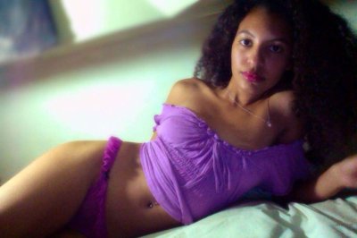 Экзотическая красотка показывает свои прелести перед камерой