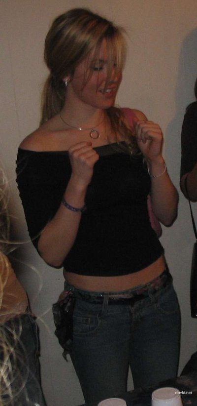 Очаровательная девушка с привлекательной фигуркой и сексапильным шармом