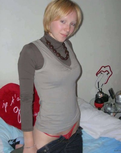 Блондинка раздевается и начинает весело развлекаться с вибратором