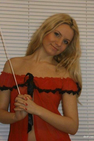 Развратная блондиночка соблазнительно демонстрирует свои прелести