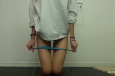 Развратная красотка пьянеет и снимает одежду!