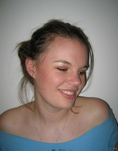 Демонстрирует свои прелести перед мужчиной