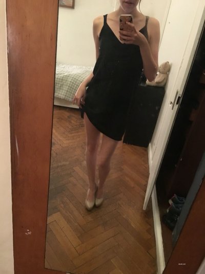 Показывает свои прелести перед отражением