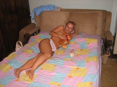 Студентка села на член своего парня и позировала перед камерой, снимая любительские фотографии.